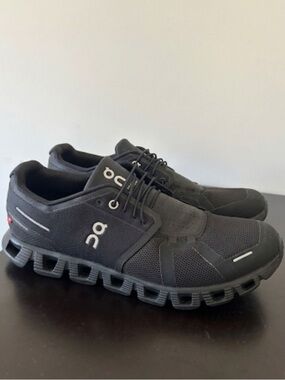 OnCloud Men’s Running Sneakers